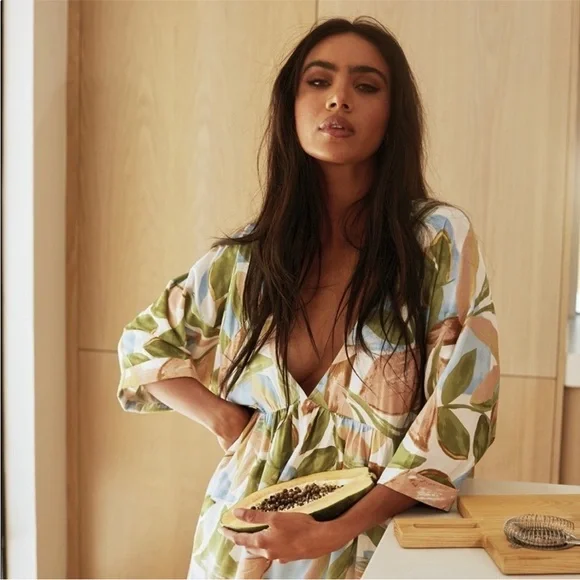 Girl and the Sun Dress - Picture 2 of 8